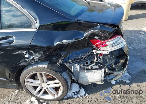 2013 Mercedes-Benz C 300 Sport 4Matic z USA, uszkodzony, nr VIN WDDGF8AB8DA818805